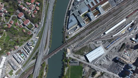 Vista-Aérea-De-Una-Zona-Industrial-Y-Residencial-Fluvial-En-Grenoble.